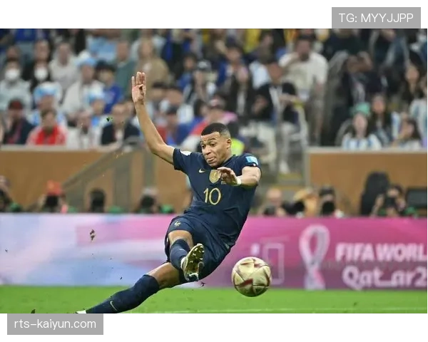 小球迷冲入场内与姆巴佩击掌，被安保人员带离